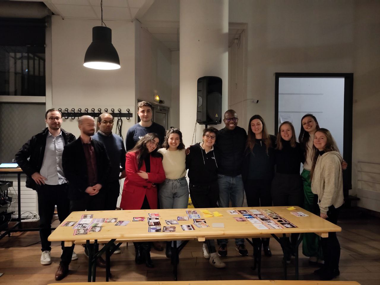 photo de groupe avec la fresque